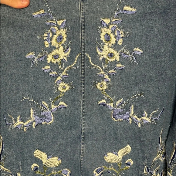 VTG Denim & Co. Cottage Core Denim Jacket 
 Blue Floral Embroidered Cotton - Picture 15 of 15